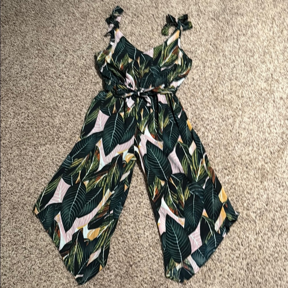 Size Large capri length leaf print jumper with pockets and belt